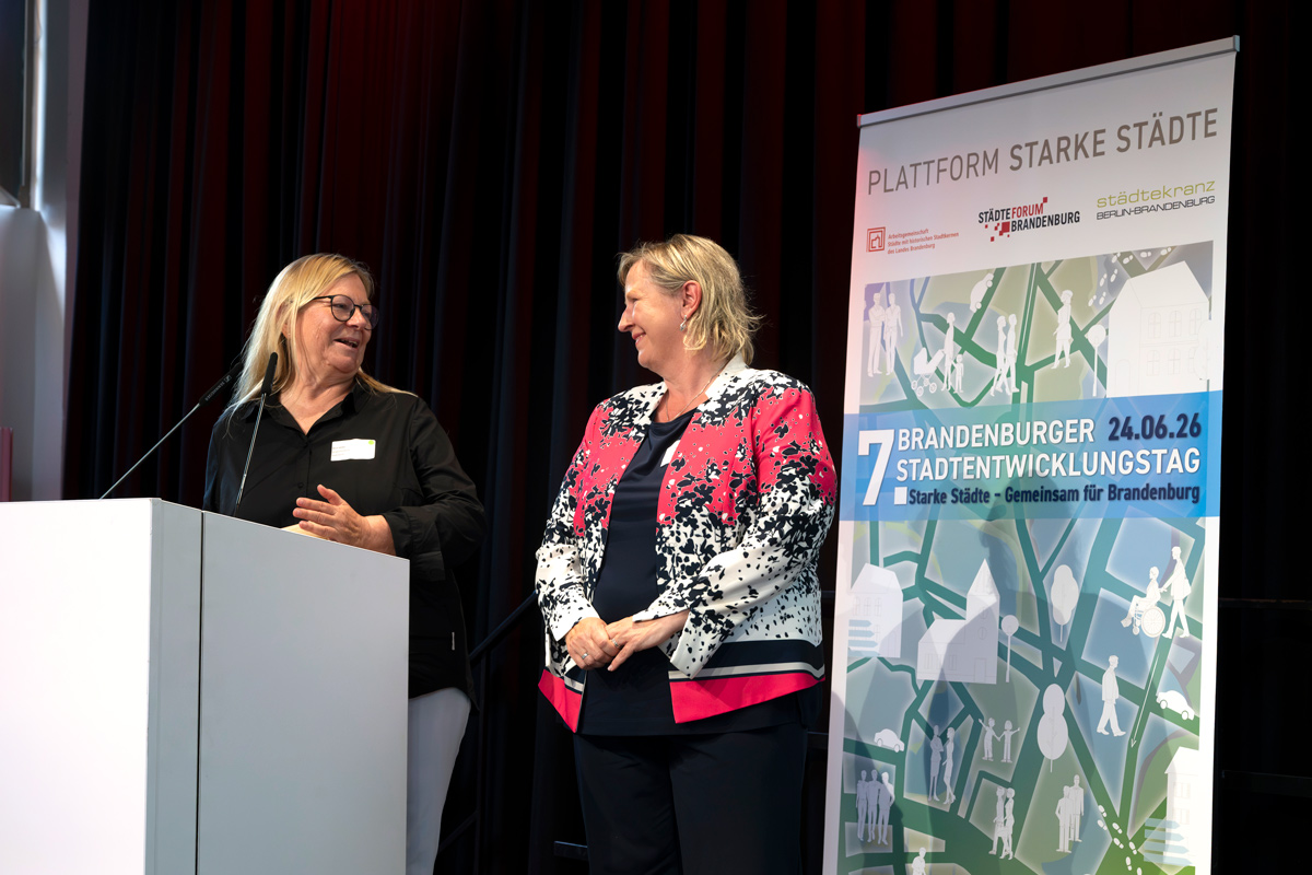 7. Brandenburger Stadtentwicklungstag, Übergabe Staffelstab © Erik-Jan Ouwerkerk Übergabe Staffelstab, 7. Brandenburger Stadtentwicklungstag © Erik-Jan Ouwerkerk