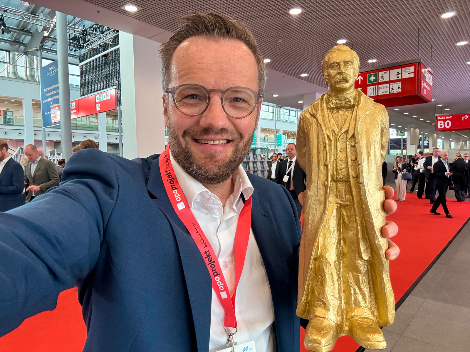 Michael Müller mit „Theodor Fontane“, dem Symbol des Städtekranzes, auf der EXPO REAL. © Michael Müller